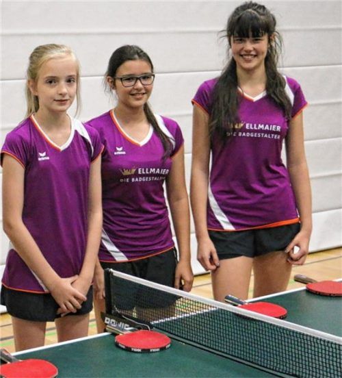 Feldkirchens Mädchen mit Lena Fischer, Karina Krischke und Stefanie Stahn (von links) wurden ohne Punktverlust bayerischer Pokalsieger.Foto Erlich