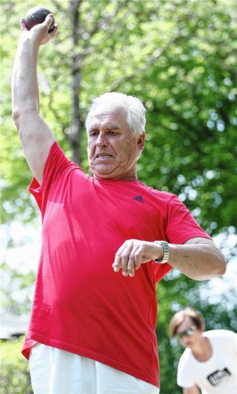 Ferdl Greithanner vom TV Feldkirchen siegte im Kugelstoßen der Senioren M65 in Föching.Fotos Stuffer