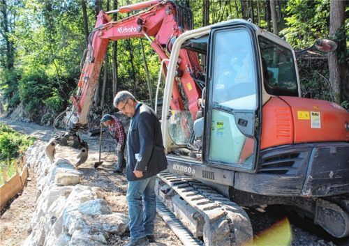 Flintsbachs Bürgermeister Stefan Lederwascher überprüfte kürzlich die Arbeiten am „historischen“ Weg zur Burgruine Falkenstein.Foto Steffenhagen
