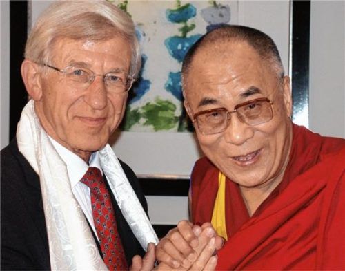 Franz Alt (links) zusammen mit dem Dalai Lama. Foto dpa