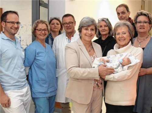 Freude über die Frühchen-Puppe bei den Verantwortlichen.