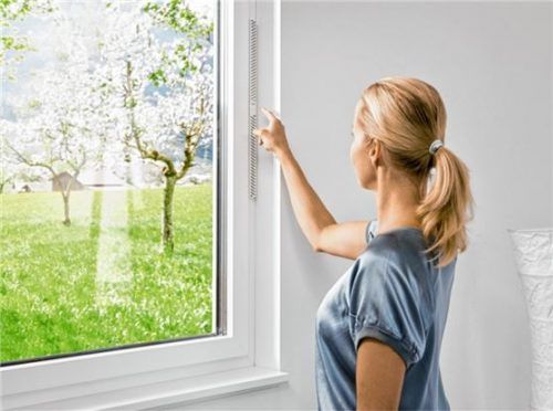 Frische Luft ohne ungebetene „Gäste“: Mit Filtern ausgestattet hält die voll ins Fenster integrierte I-tec Lüftung von Internorm die Pollen effektiv draußen. Für Allergiker ein guter Grund zum Durchatmen. Foto epr/Internorm