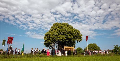 Fronleichnam unter weiß-blauem Himmel