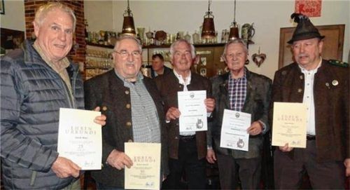 Für ihre Verdienste und Treue zum Verein geehrt (von links): Hans Stärkl, Robert Schmid, Heinz Schlotter, Manfred Renner und Horst Kirner. Fotos re