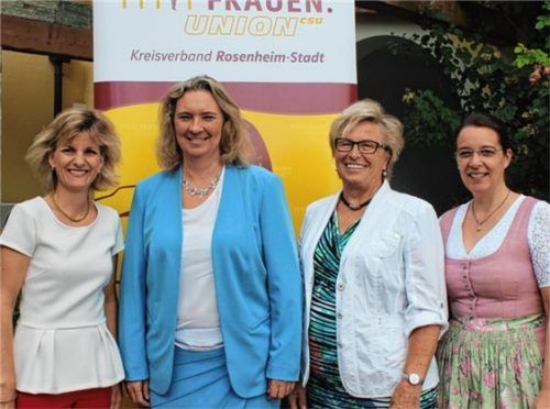 Gedankenaustausch beim Frauenfrühstück: Stellvertretende CSU-Generalsekretärin Daniela Ludwig, Familienministerin Kerstin Schreyer sowie Uschi Meishammer und Andrea Schneebichler (von links). Foto re