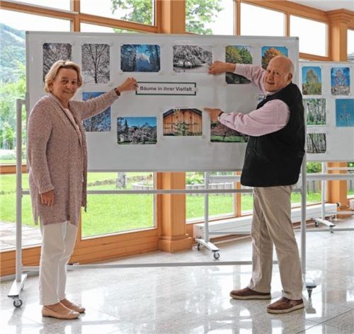 Gemeindearchivarin Ilse Goßner – hier unterstützt durch ihren Mann Richard – hatte die Ausstellung vorbereitet. Foto H. Reiter