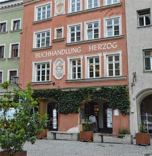 Georg und Johanna Herzog ziehen sich zurück. Die Läden in Waldkraiburg, Mühldorf und Wasserburg haben sie an eine Münchner Buchhändlerfamilie verkauft.Foto  hg