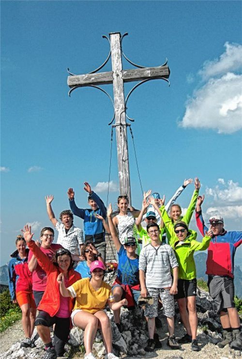 Geschafft: Die Gruppe am Gipfelkreuz des Geigelsteins. Fotos re