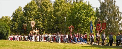Gläubige begleiten das Allerheiligste bei der Prozession durch die Gemeinde