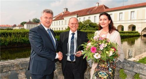 Gratulationen für den Preisträger: Heinz Winkler (Mitte) mit Stephan J. Lang und Daniela Hain. Foto TMC