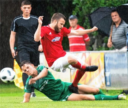 Grimmiger Blick, voller Einsatz und ein fliegender Gegner: So entschlossen wie Quirin Wolfrum in dieser Szene aus dem Hinspiel muss der SBR am Sonntag vor heimischer Kulisse noch einmal auftreten.Foto Bittner