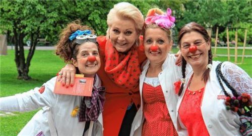 Grund zur Freude: Auch Oberbürgermeisterin Gabriele Bauer gratulierte den Klinikclowns zum runden Geburtstag – dem 20. Foto Hartmann