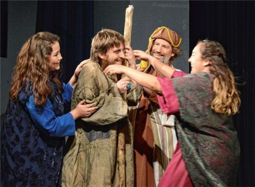 Herzlicher Empfang: Szene aus dem Stück „Der verlorene Sohn“. Fotos Ammelburger