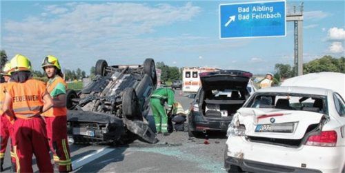 Hier krachte es auf der A8. Ein Jeep landete auf dem Dach, es gab mehrere Leichtverletzte. Foto reisner