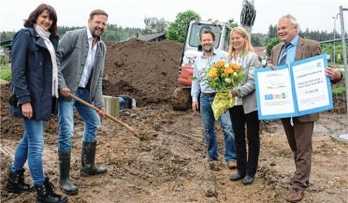 Hier soll das Projekt realisiert werden (von links): Angelika und Manfred Miedl, Georg Baumgartner, Doris Laban und Christian Fechter bei der Übergabe des Förderbescheids. Foto Ammelburger