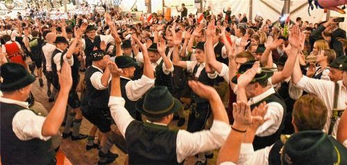 Höhepunkt des Plattlerkurses: der Auftritt beim Herbstfest am mittleren Wiesnsonntag.