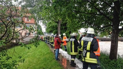 Hunderte von Helfern – hier auf dem Schwarzen Weg – waren bis zur Erschöpfung im Einsatz.