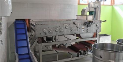 Hygienisch einwandfrei: der Raum, in dem die Obstpresse jetzt steht. Hier können Bürger der Region ihre Äpfel und Birnen zu Saft pressen lassen.