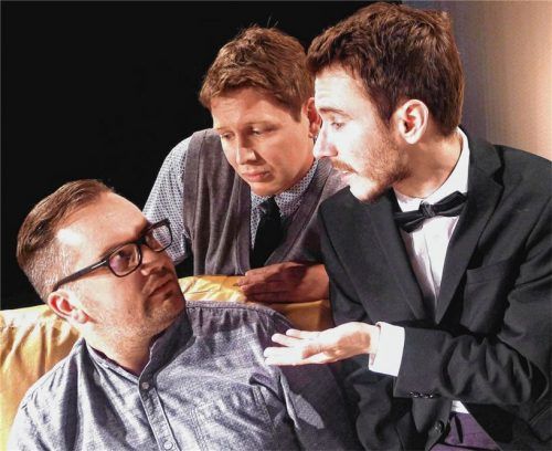 Ihre Freundschaft wird unvermutet auf eine harte Bewährungsprobe gestellt: Tobi Huber als Serge, Thomas Müller in der Rolle des Marc und Bernhard Burgstaller als Yvan (von links). Fotos Jacobi