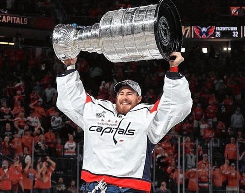 „In dem Moment war er leicht“, sagte Philipp Grubauer, als er den 16 Kilogramm schweren Stanley Cup auf dem Eis präsentierte.