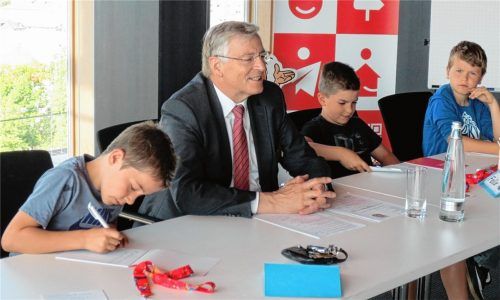 Interview der Klasse 3b (Grundschule Pang) mit dem Vorstandsvorsitzenden der Sparkasse Rosenheim-Bad Aibling, Alfons Maierthaler. Foto re