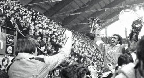 Karl Friesen mit Meisterschale und Pokal: Nach dem ersten Rosenheimer Meistertitel 1982 jubelt der überragende Torhüter zusammen mit den Rosenheimer Eishockeyfans. Fotos  Trux (3), Ziegler