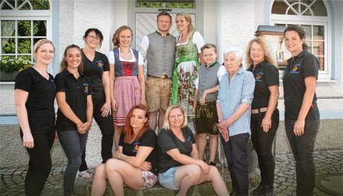 Katrin und Tim Frische (Mitte) sind seit zehn Jahren Pächter des Unertl-Bräustüberls. Zusammen mit ihrem kompetenten und freundlichen Team sorgen sie sich um das Wohl ihrer Gäste. Für konstante Qualität sorgt zum Beispiel auch Oma Frische (Dritte von rechts) mit dem selber gemachten Kartoffelsalat.