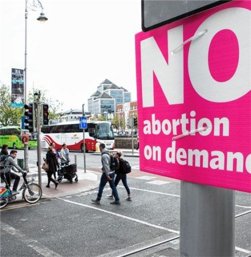 „Kein Recht auf Schwangerschaftsunterbrechung“ verkündete im Zentrum von Dublin dieses Plakat in Irland vor dem Referendum zum Abtreibungsgesetz.Foto dpa