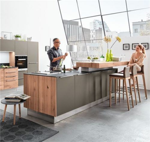 Kombinationen aus Metall, Glas und natürlichen Holzlamellen finden sich nicht nur im Küchenbereich wieder. Foto  IPM/Decker