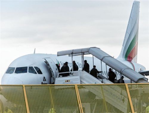 Kurz vor dem Start: Abgelehnte Asylbewerber steigen in ein Flugzeug nach Afghanistan. Foto dpa/Archiv