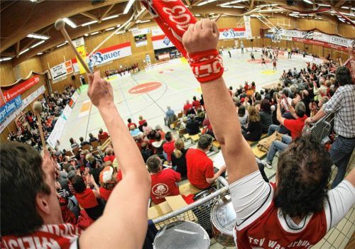 Lang ist‘s her: Eine nicht erst in der Finalserie um die Meisterschaft pickepackevolle Badria-Halle und Zuschauer, die eben diese Halle lautstark in die „rote Hölle des Südens“ verwandelten. Diese unbedingte Identifikation ging in den letzten Jahren zurück, soll wiederbelebt werden. Foto  Actionpixel