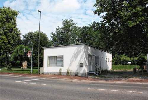 Links das König-Ludwig-Denkmal, dahinter und rechts Parkplätze: Die Lage des Vorhabens bereitet Stadtverwaltung wie Bauausschuss Schwierigkeiten. Foto Fleindl