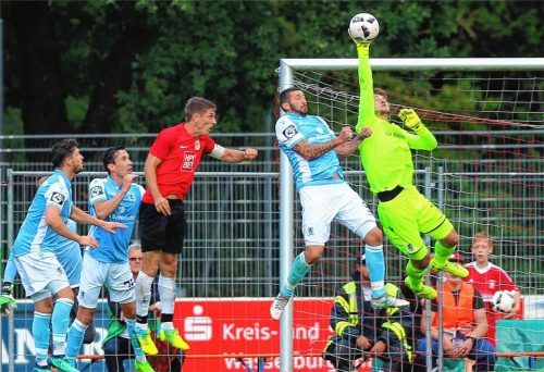 Löwen-Keeper Marco Hiller und der zweifache Torschütze Sascha Mölders klären vor Wasserburgs Kapitän Dominik Haas. Fotos  Butzhammer