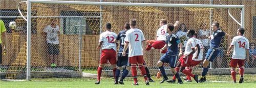 Maitenbeths Kapitän Jakob Gilnhammer (Bildmitte), dem vorher ein Eigentor unterlief, erzielte den Ausgleich. Fotos Semerad