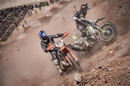 Manuel Lettenbichler (Startnummer 14) wurde beim „Red Bull Hare Scramble“ am Erzberg in Österreich Dritter gesamt, nachdem er lange Zeit geführt hatte. In der Gesamtwertung ist der Kiefersfeldener Zweiter.Fotos Red Bull