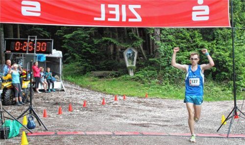 Michael Eder vom PTSV Rosenheim durchlief als Erster und Tagesschnellster die Ziellinie an der Tregler Alm. Foto  strim