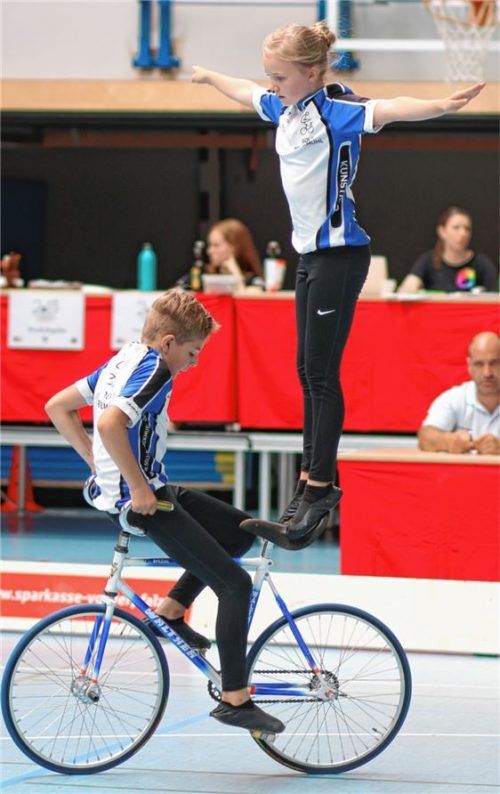 Mina Heinritzi und Marinus Kraus beim Sattelstand Lenkersitz, eine Übung, die absolute Körperspannung und Achtsamkeit erfordert. Beim 2er-Kunstradsport wird ein Teil der Übungen mit einem Rad und der andere Teil der 25 Übungen mit zwei Rädern gefahren.Foto Kraus