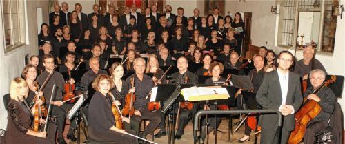 Mit besonnenem Dirigat führte Michael Bachmann Chor und Orchester in der Mühldorfer Frauenkirche durch das anspruchsvolle Werk.Fotos kis