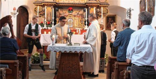 Mit einem Festgottesdienst feierten die Anwohner von Windshausen die Wiedereröffnung ihrer kleinen Kirche Heilig Kreuz nach den Renovierungsarbeiten. Den Gottesdienst zelebrierten gemeinsam Pfarrer Christoph Rudolph vom Pfarrverband Neubeuern-Nußdorf und sein Amtsbruder Thomas Schwarzenberger aus Erl.Foto Steffenhagen