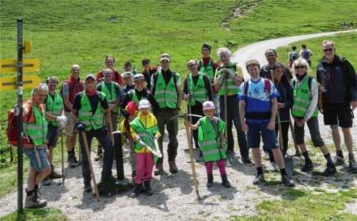 Mit Spitzhacke und viel Engagement: die Helfer an der Kampenwand. Fotos re