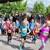 Mittsommernachtslauf: Kinder legten los