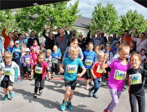 Mittsommernachtslauf: Kinder legten los