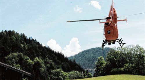 Motorradfahrerin mit schwersten Verletzungen ins Klinkum geflogen