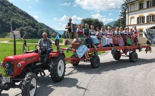Nachdem die „Hinterberger Musikerfrauen“ den Firstbaum für das neue Musikantenheim gestohlen hatten, handelten sie eine ordentliche Auslöse in Form einer Brotzeit aus und brachten das Schmuckstück wieder zurück.Foto stv