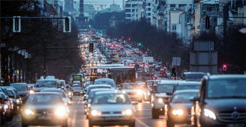 Nerviger Stau in Großstädten: Immer mehr lassen das Auto stehen und nutzen die öffentlichen Verkehrsmittel. Wer aber trotzdem nicht komplett auf den Pkw verzichten will, kann auf Carsharing zurückgreifen. Foto dpa