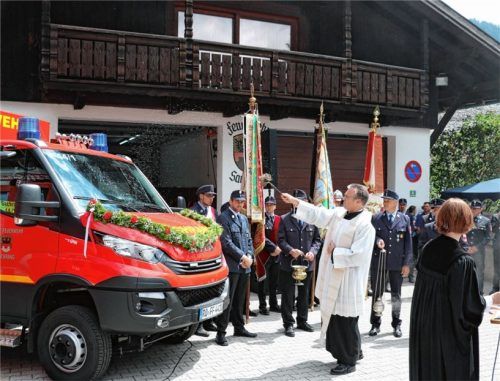 Ökumenischer Akt: Pfarrer Paul Janßen und Pfarrerin Betina Heckner (rechts) segneten das neue Fahrzeug auf dem Platz vor dem Sachranger Feuerwehrhaus. Foto Rehberg