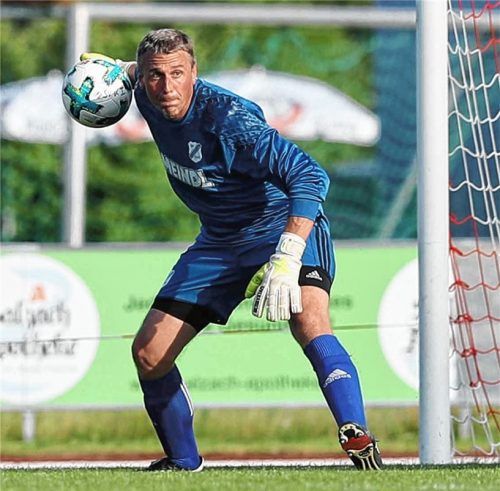 Oldie but Goldie: Mit 43 Jahren half Georg Bobenstetter im Tor des SV Kirchanschöring aus – und feierte einen 4:1-Heimsieg über Wolfratshausen.Foto Butzhammer