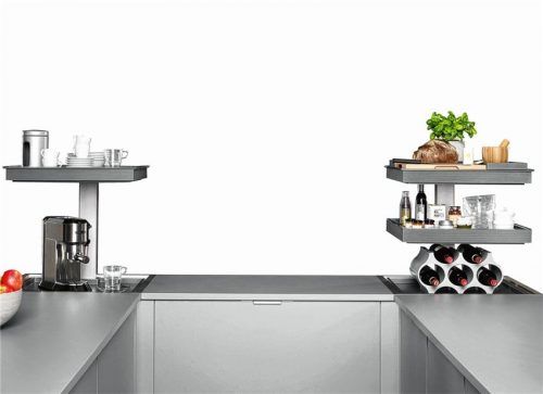 Optimale Ausnutzung des Stauraumes in jeder Küchenecke. Nach dem Ausfahren bietet sich ein komfortabler ergonomischer Zugang zum Staugut auf Höhe der Arbeitsfläche inklusive integrierter LED-Beleuchtung. Foto  AMK