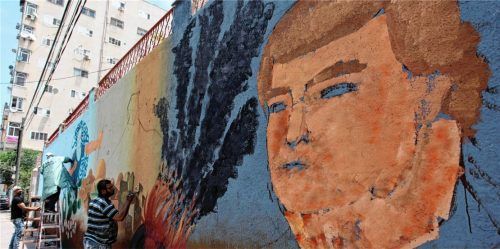 Palästinensische Künstler bemalen eine Wand mit dem Gesicht des US-Präsidenten Trump und brennenden Reifen, die an die Proteste an der Grenze zu Israel erinnern. Foto dpa