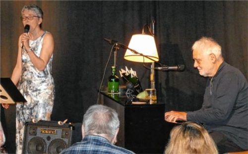 Passt – auf der Bühne und im Eheleben: Marlies und Erwin E. Appenzeller begeisterten die Besucher. Foto Müller